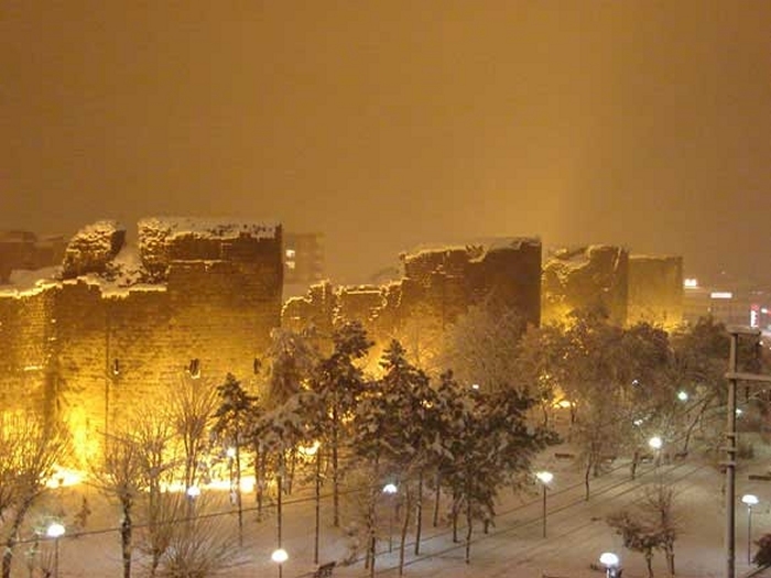 Diyarbakır Surları Kar Yağarken