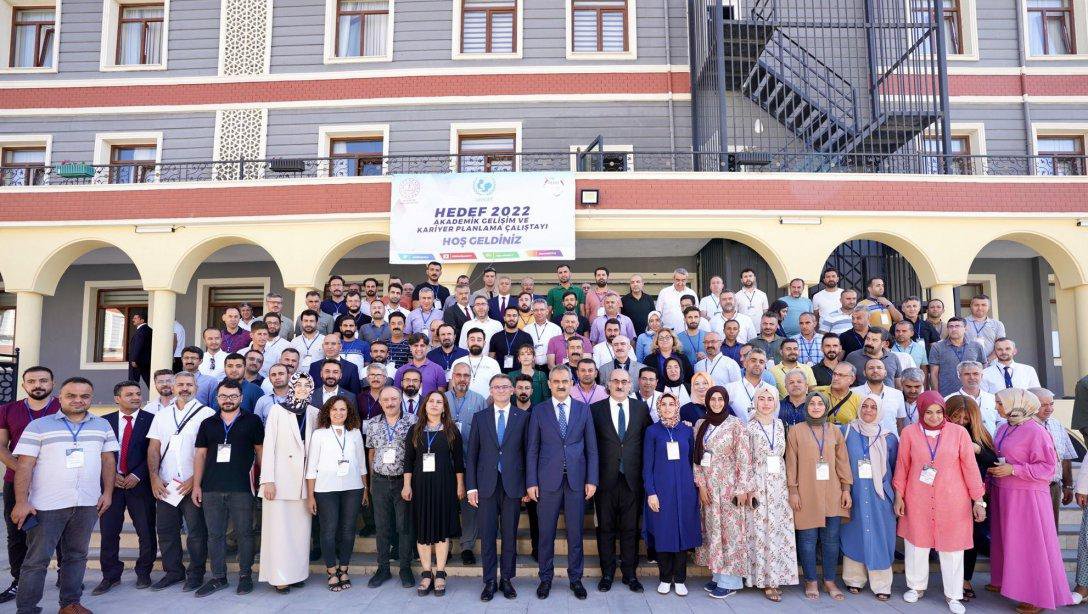 Milli Eğitim Bakanımız Mahmut Özer'den Van'da Yapılan Akademik Gelişim Ve Kariyer Planlama Çalıştayı'na Katılan Öğretmenlere Ziyaret