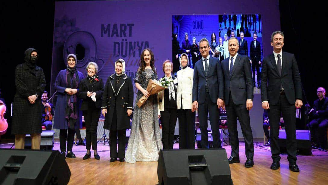 Millî Eğitim Bakanı Mahmut Özer, Sancaktepe Recep Tayyip Erdoğan Kongre Merkezi'nde Sancaktepe Belediyesince 8 Mart Dünya Kadınlar Günü dolayısıyla düzenlenen etkinliğe katıldı.