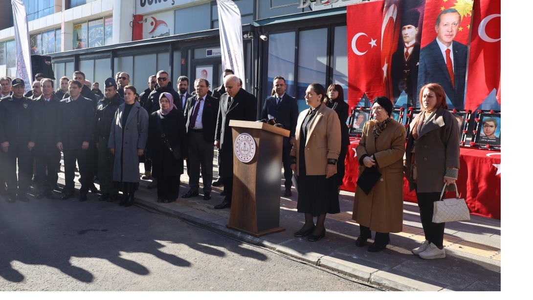 3 OCAK EĞİTİM ŞEHİTLERİ İÇİN ANMA TÖRENİ DÜZENLENDİ