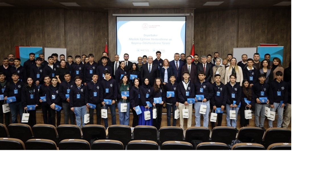 DİYARBAKIR'DA MESLEKİ EĞİTİME YÖNLENDİRME VE BAŞARIYI ÖDÜLLENDİRME TÖRENİ DÜZENLENDİ.